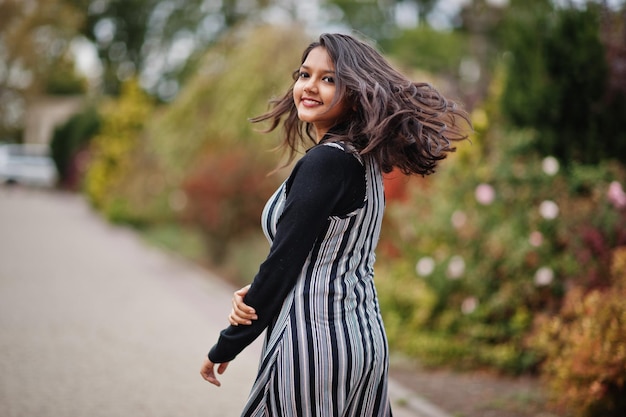 Retrato de uma jovem linda indiana ou adolescente do sul da Ásia em vestido