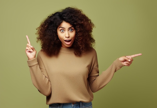 Foto retrato de uma jovem linda mulher chocada e apontando a mão para copiar o espaço