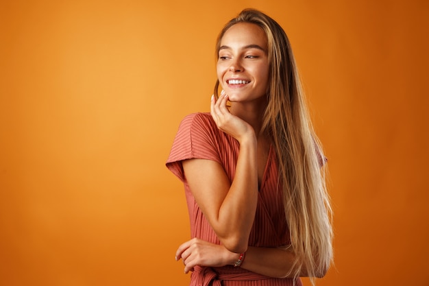 Foto retrato de uma jovem linda mulher feliz sorrindo