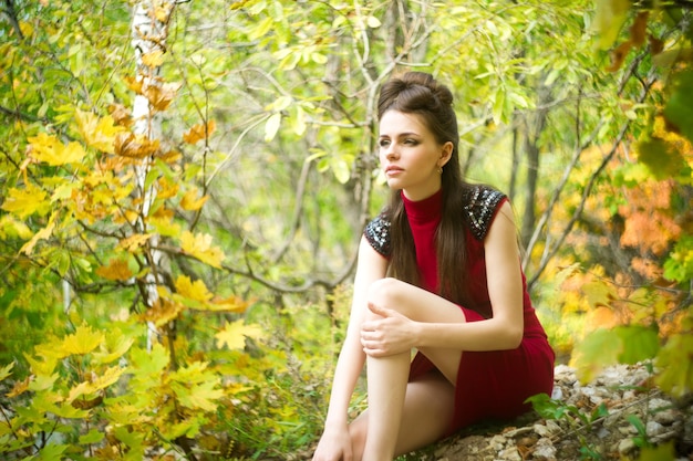 Retrato de uma jovem linda na natureza