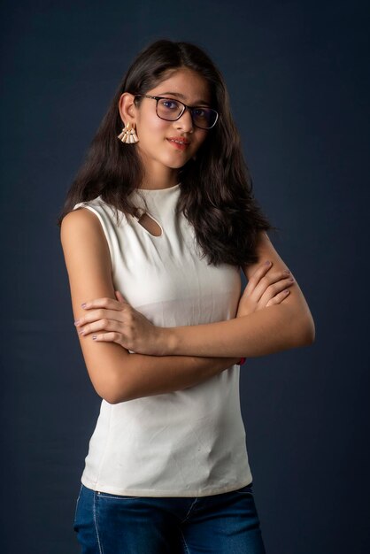 Retrato de uma jovem linda ou mulher usando óculos posando em fundo cinza