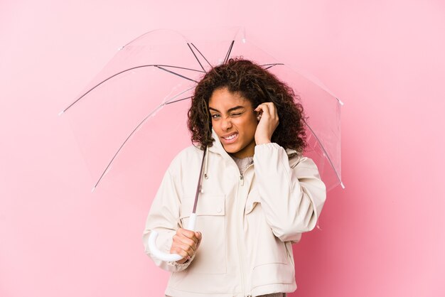 Retrato de uma jovem linda segurando um guarda-chuva