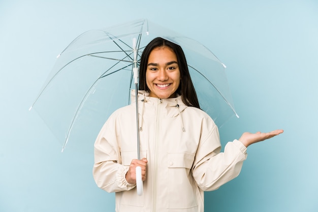 Retrato de uma jovem linda segurando um guarda-chuva