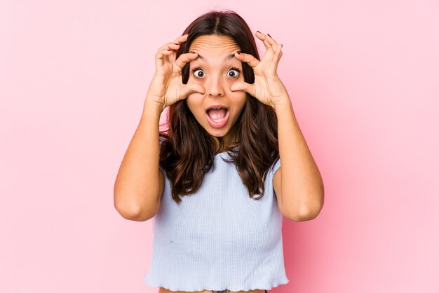 Foto retrato de uma jovem linda