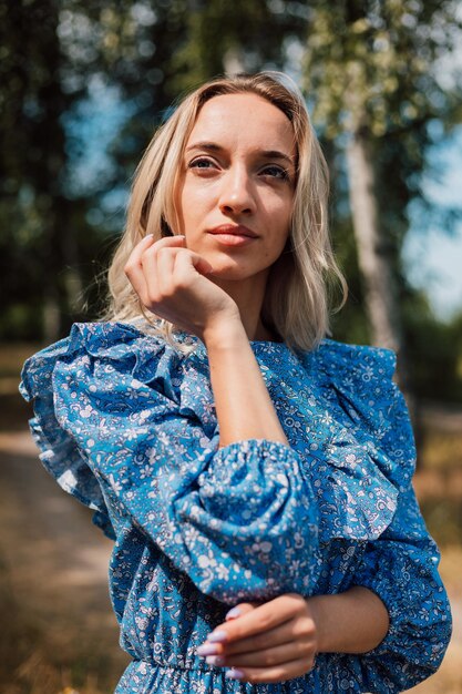 Retrato de uma jovem loira bonita na floresta na natureza