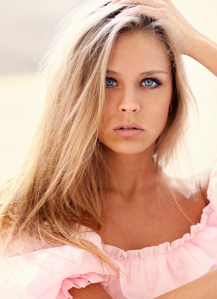 Foto retrato de uma jovem loira bonita