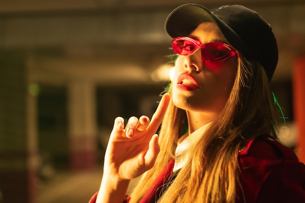 Retrato de uma jovem loira caucasiana de terno vermelho e óculos de sol