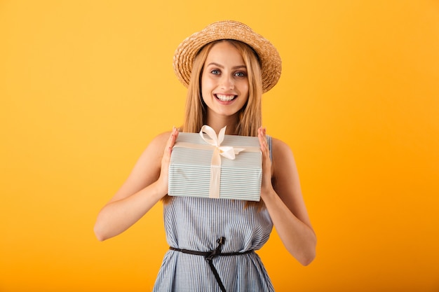 Retrato de uma jovem loira feliz com chapéu de verão