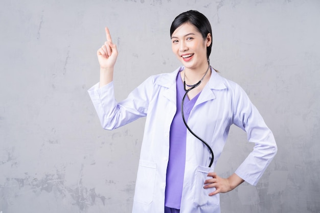 Retrato de uma jovem médica asiática
