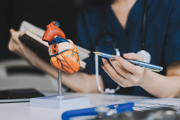Retrato de uma jovem médica cardióloga trabalhando no escritório de uma clínica moderna