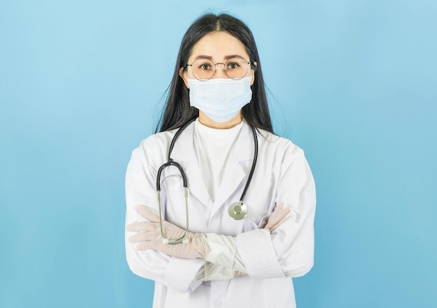 Retrato de uma jovem médica de pé contra um fundo azul