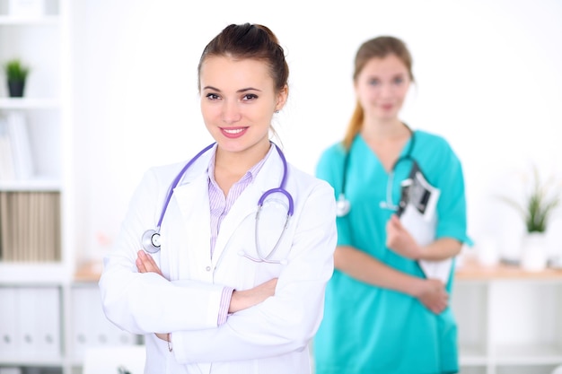 Retrato de uma jovem médica em um hospital