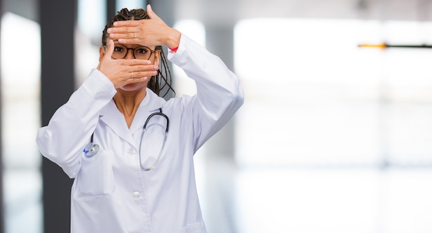 Foto retrato de uma jovem médica negra se sente preocupado e assustado