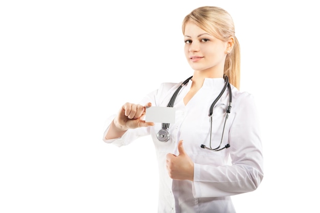 Retrato de uma jovem médica sorridente feliz mostrando cartão de visita em branco ou convite sobre fundo branco