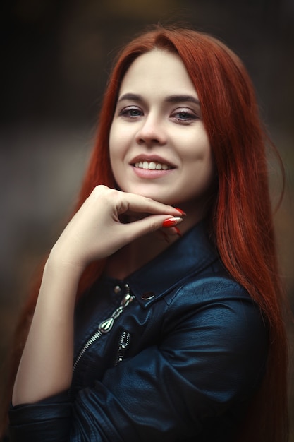 Retrato de uma jovem modelo ruiva