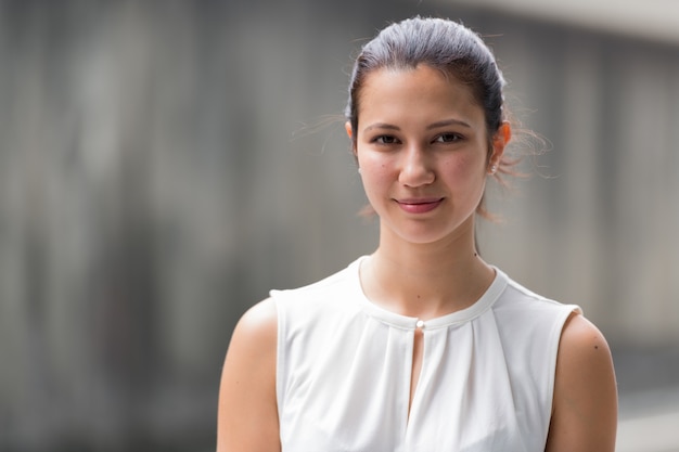 Retrato de uma jovem morena bonita ao ar livre