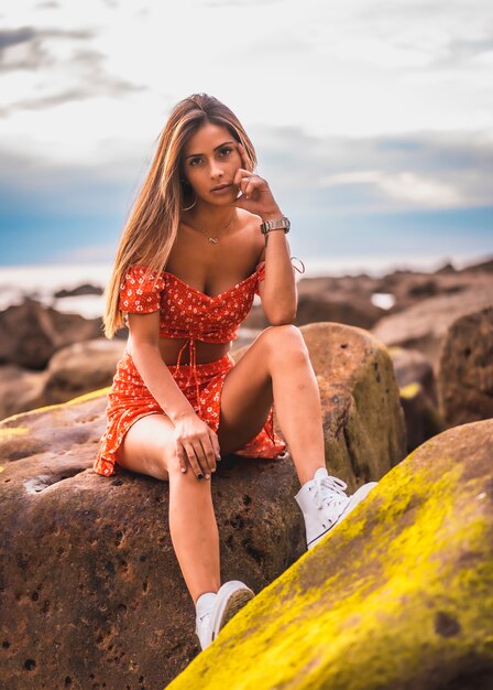 Retrato de uma jovem morena com um vestido vermelho