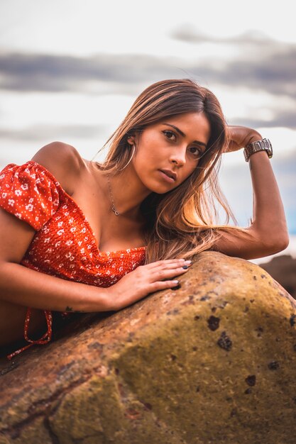 Foto retrato de uma jovem morena com um vestido vermelho