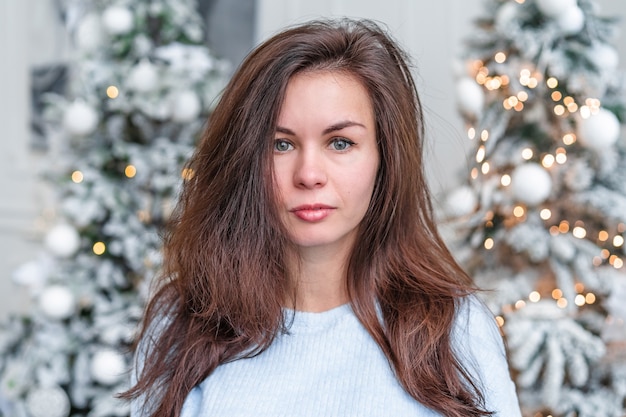 Retrato de uma jovem morena em um interior de Natal