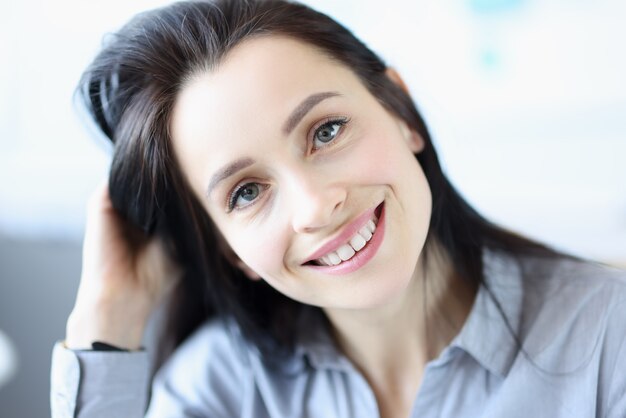 Retrato de uma jovem morena linda e sorridente