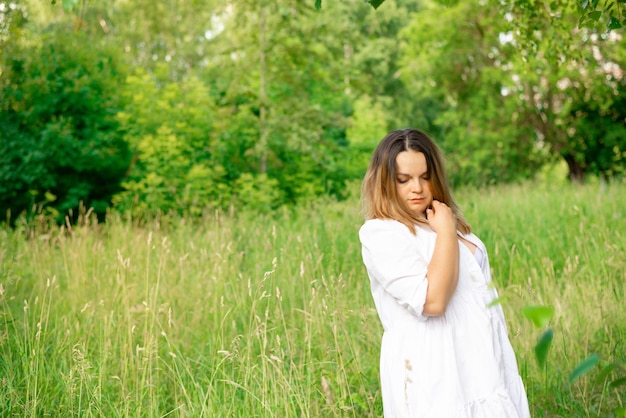 Retrato de uma jovem morena linda no parque