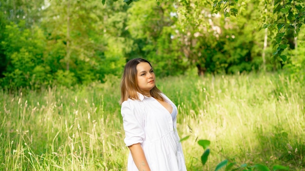 Retrato de uma jovem morena linda no parque