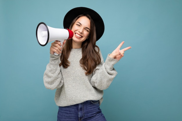 Retrato de uma jovem morena linda positiva sorridente feliz com emoções sinceras vestindo