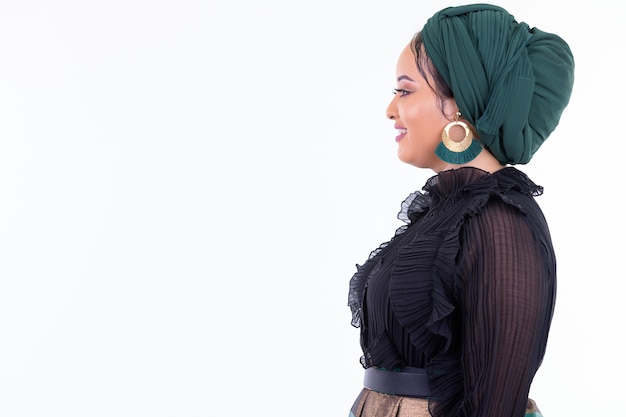 Retrato de uma jovem muçulmana africana usando um hijab isolado contra uma parede branca