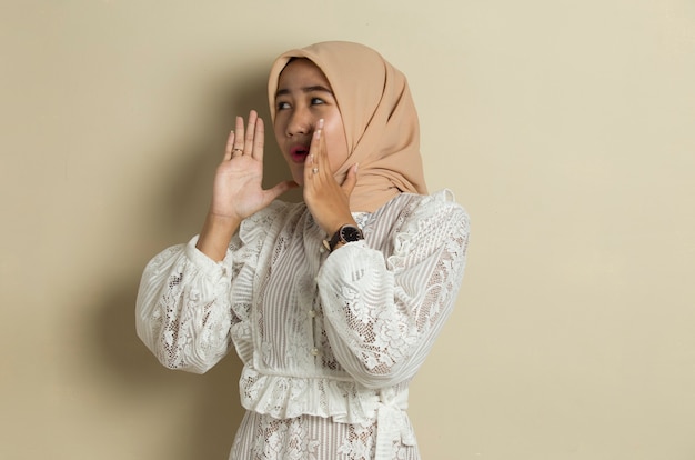 Retrato de uma jovem muçulmana asiática usando hijab, gritando e gritando