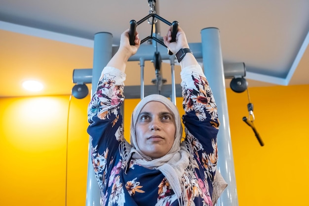 Retrato de uma jovem muçulmana atraente malhando no estilo de vida saudável do ginásio xA