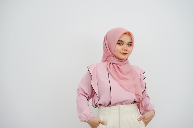 Foto retrato de uma jovem muçulmana com hijab rosa em fundo branco