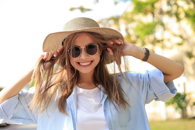 Retrato de uma jovem muito elegante, posando para a cidade, moda de rua de verão.