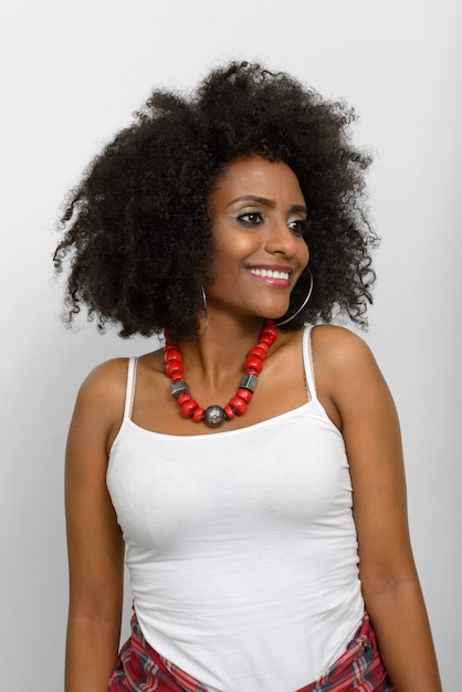 Retrato de uma jovem mulher africana bonita com cabelo afro