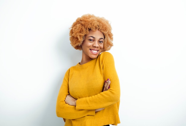 Retrato de uma jovem mulher africana sorridente bonita com dentes saudáveis brancos.