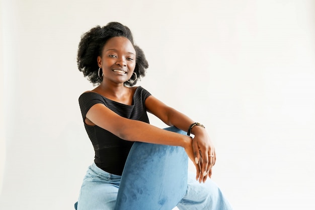 Retrato de uma jovem mulher afro-americana isolada sobre o branco