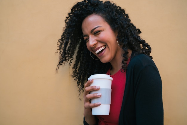 Retrato de uma jovem mulher afro-americana.