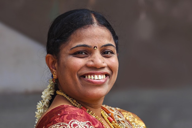 Retrato de uma jovem mulher asiática alegre e bonita. Índia