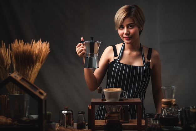 Foto retrato de uma jovem mulher asiática barista, conceito de trabalhador do café café