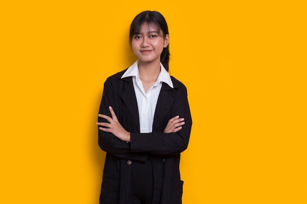 retrato de uma jovem mulher asiática de negócios isolada em fundo amarelo