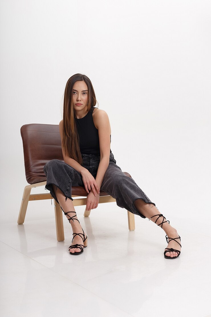 Foto retrato de uma jovem mulher asiática magra e atraente com longos cabelos castanhos e roupas pretas