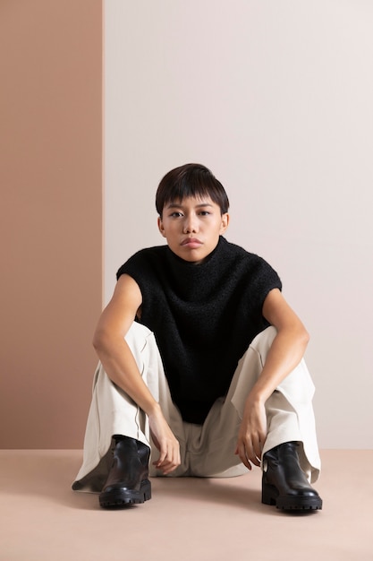 Foto retrato de uma jovem mulher asiática posando com roupas de outono