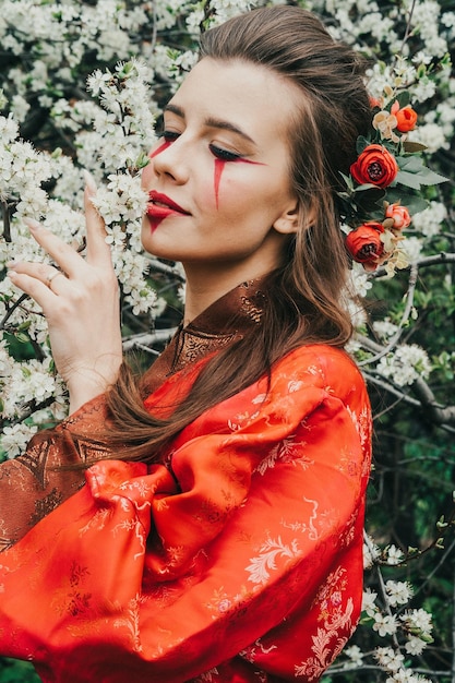 Retrato de uma jovem mulher asiática usando quimono. Beleza asiática. Flores de cerejeira. Hanami. Conceito de turismo do Japão.