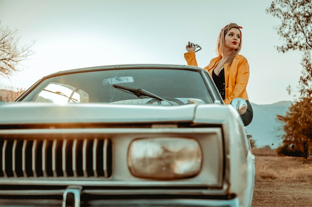 Foto retrato de uma jovem mulher bonita com casaco amarelo