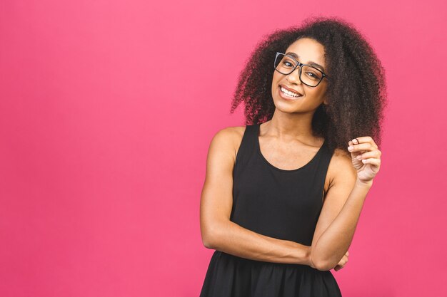 Retrato de uma jovem mulher bonita com óculos