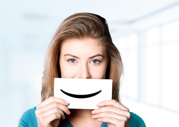 Retrato de uma jovem mulher bonita com quadro de sinais de sorriso