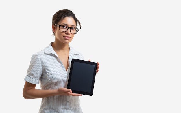 Retrato de uma jovem mulher bonita de óculos com um tablet