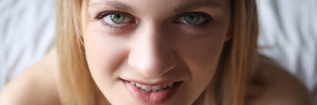 Retrato de uma jovem mulher bonita de olhos verdes