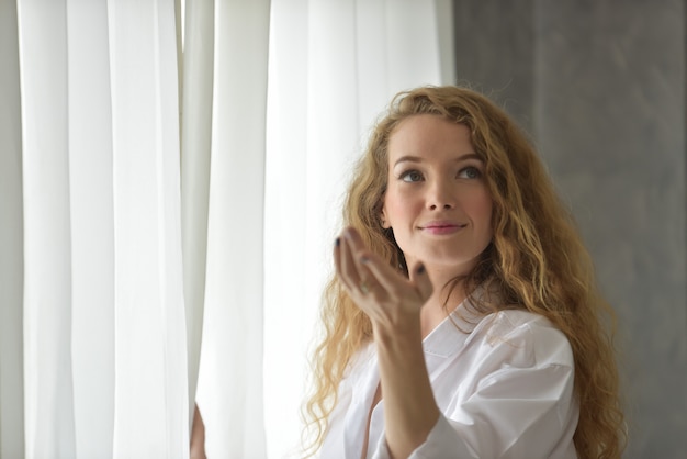 Retrato de uma jovem mulher bonita e feliz sexy.