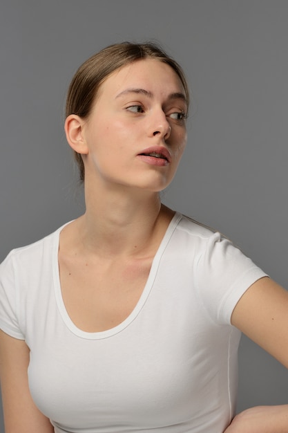 Foto retrato de uma jovem mulher bonita em uma camiseta branca