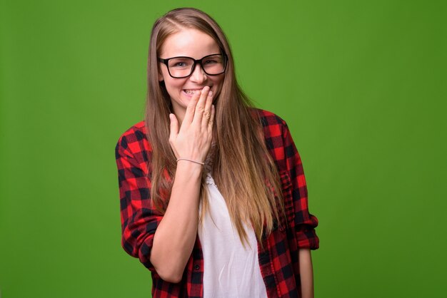 Retrato de uma jovem mulher bonita hippie com cabelo loiro verde